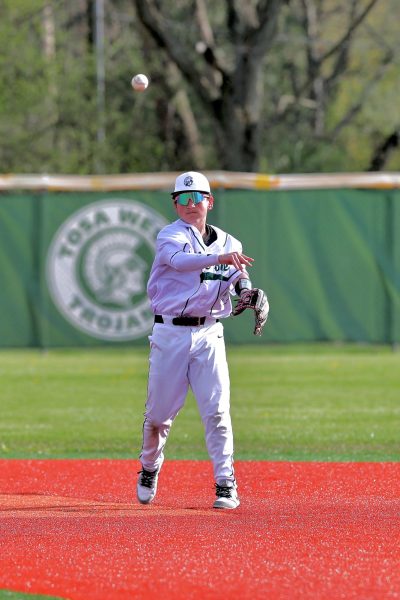 Navigation to Story: EXPLAIN THE GAME: Tosa West Trojans Defeats Racine Horlick Rebels 3 to 2